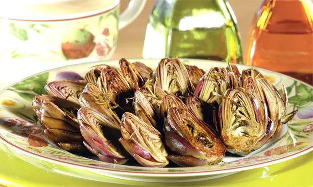 Alcachofra inteira preparada com azeite e ervas finas em contexto de alta gastronomia